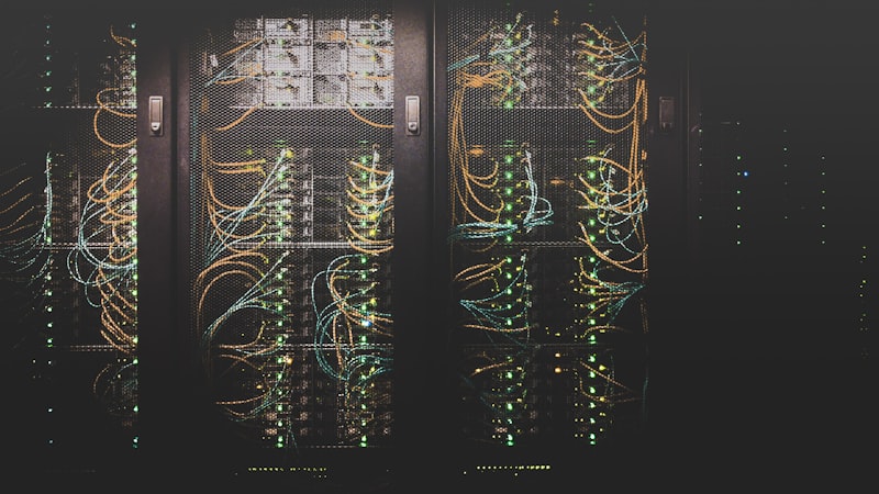 数据中心内部全景图 - 整齐排列的服务器机柜与蓝色LED指示灯